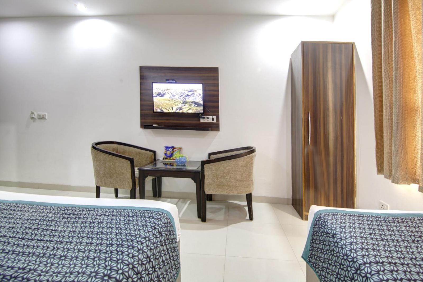 Hotel Devrana Delhi Airport Nuova Delhi Esterno foto
